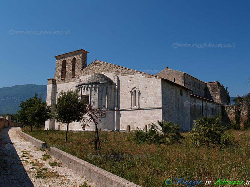 25-P6140620+.jpg - 25-P6140620+.jpg - L'antica abbazia di S. Clemente a Casauria (IX sec.).